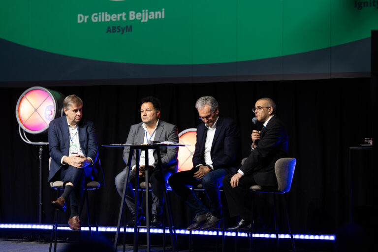 Table ronde d'experts en santé numérique lors d'un symposium WeLink.Care