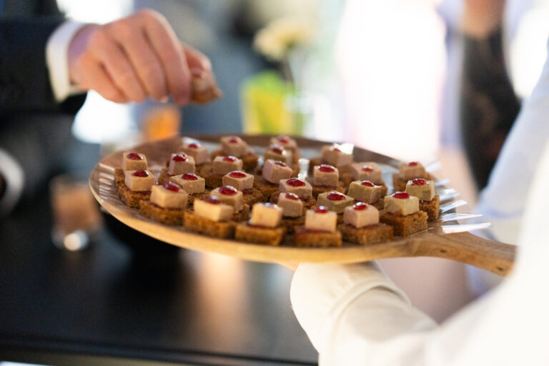 Plateau de hors-d'œuvre gastronomiques servis lors d'un symposium WeLink.Care