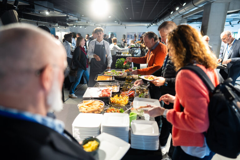 Participants se servant au buffet lors d'un symposium WeLink.Care sur la santé numérique