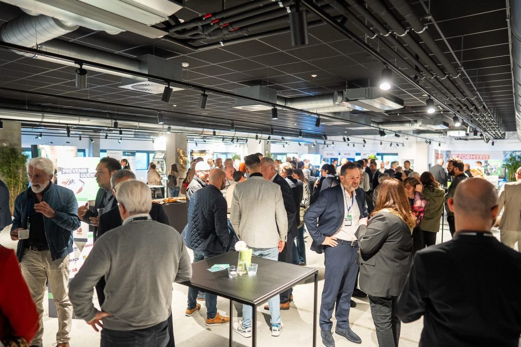 Foule de participants dans l'espace partenaires à l'accueil du matin