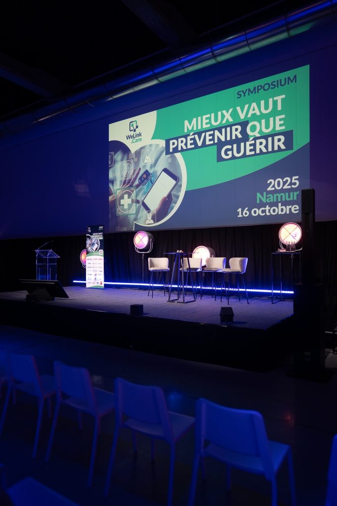 La scène du Symposium 2025 Namur, écran « Mieux vaut prévenir que guérir »