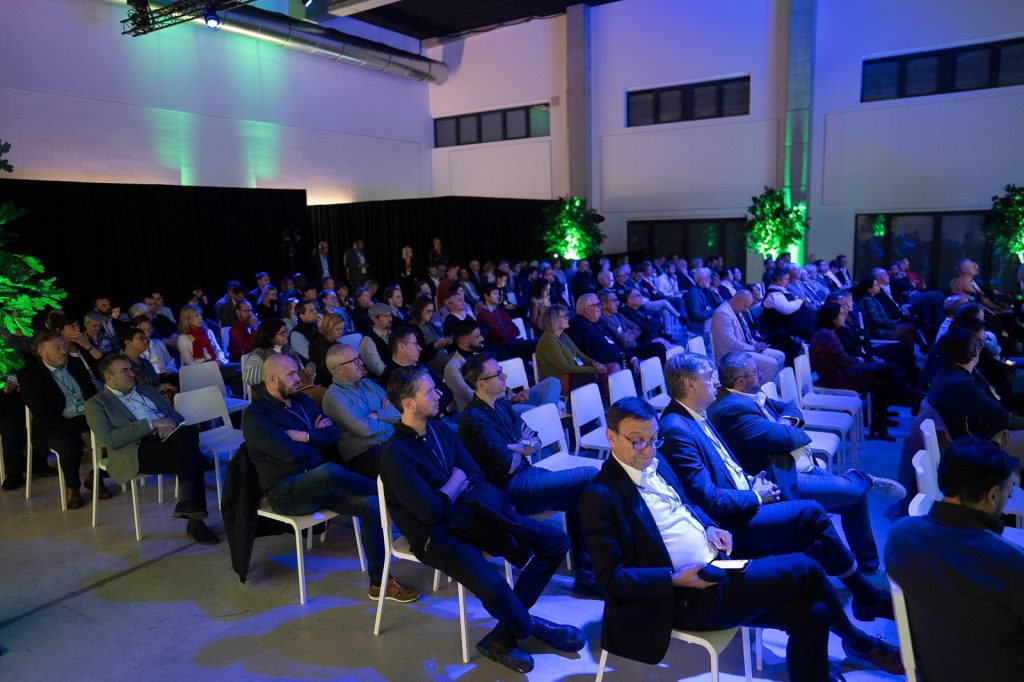 Le public attentif dans la salle plénière
