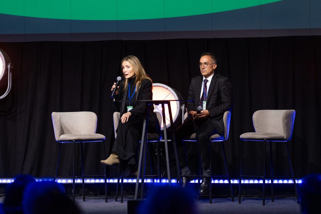 Échange en duo sur la scène du symposium