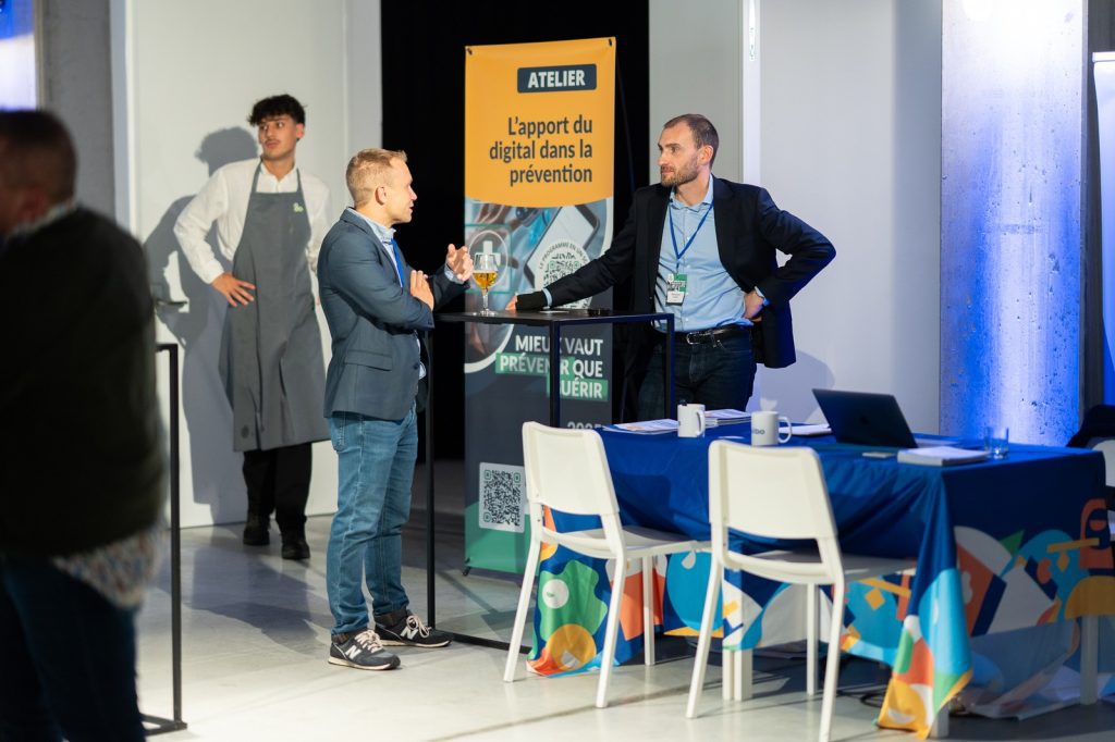 Échanges sur le stand de l'atelier « L'apport du digital dans la prévention »