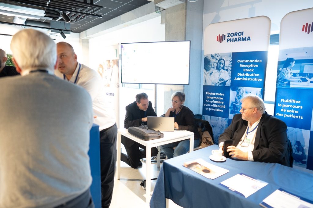 Échanges avec les visiteurs sur un stand partenaire