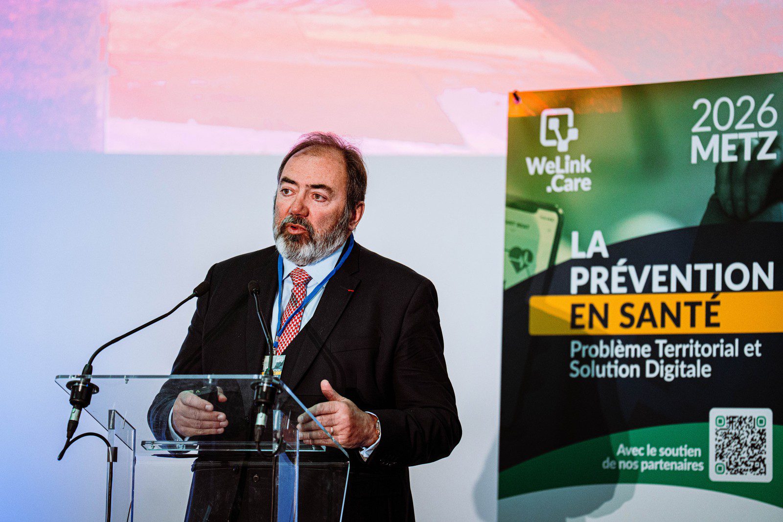 Un intervenant prend la parole au pupitre du Symposium 2026